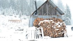 How to Build An Off-Grid Winter Cabin for $300 (Video)