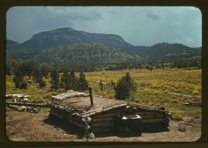 Dugout_house_of_Faro_Caudill_homesteader_with_Mt._Allegro_1a34150v